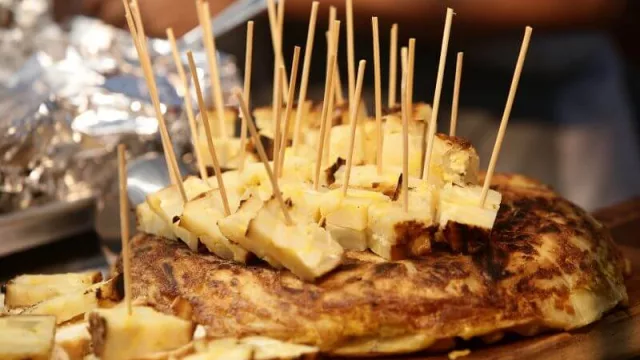 ¿Te tienta? Mercado Norte agasajó a los comensales con tortilla española y otros petiscos.