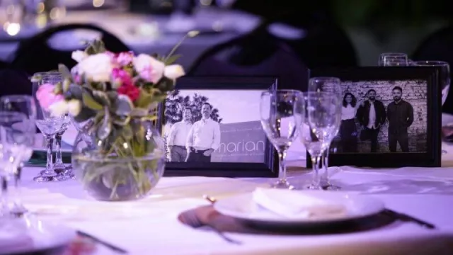 Las mesas con los respectivos portaretratos marcando quien iba en qué mesa