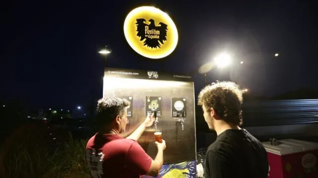 Canilla libre en el stand de Peñón del Aguila.