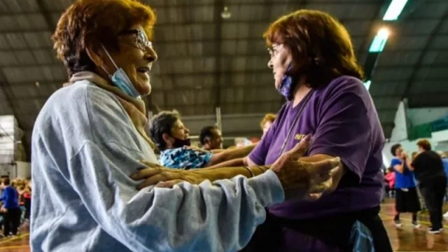 Anuncian la eximición de aranceles para personas mayores en los polideportivos municipales