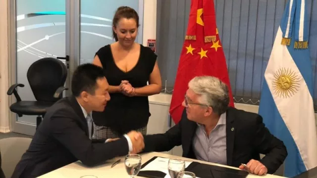 El presidente de Epec, Luis Giovine, firmó ayer un convenio con funcionarios de Huawei para montar una red LTE de transmisión de datos.