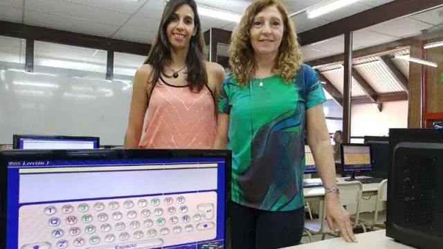 Victoria Sword, docente de dactilografía y Nidia Vitale, directora de la Institución. 