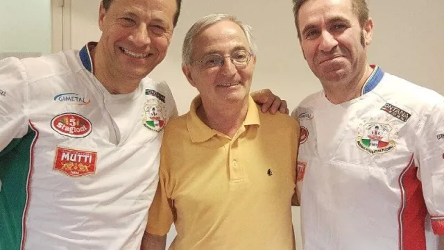 El otro negocio de la pizza: quiénes son los italianos que recorren el mundo haciendo acrobacia con pizzas, claro 