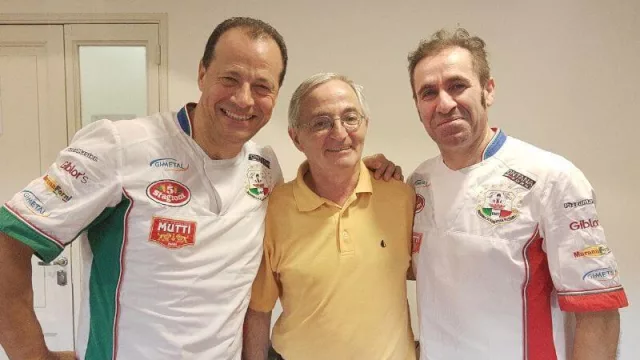 En los extremos, Danilo Pagano y Alessandro Gullotto, los acróbatas pizzeros. 