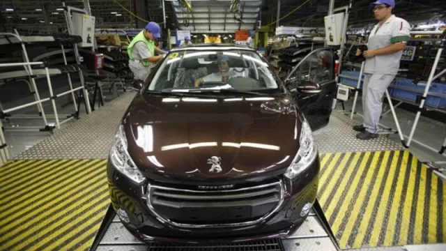 Los sindicatos franceses de PSA dan ok: avanza la fusión con FCA