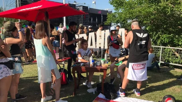 El público buscando su "look" LNG en el espacio Brahma.