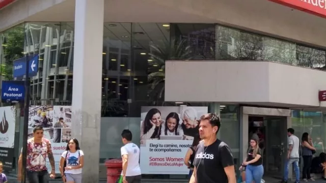 El Santander abandona la icónica esquina de Rivadavia y 25 de Mayo (¿vale US$ 25.000 al mes?)