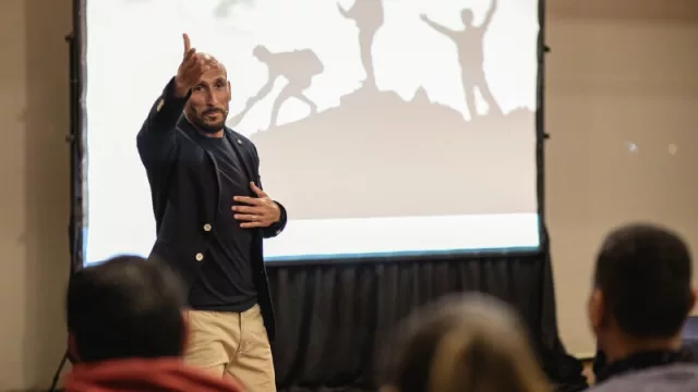 Pablo "el Cholo" Guiñazú dando su charla motivacional en la empresa de limpieza Kazaro.