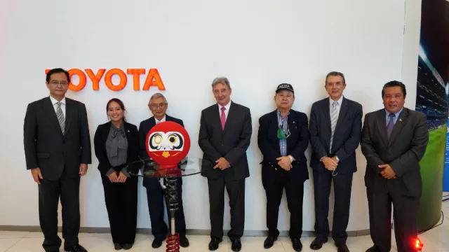 Directivos de Toyota y su cadena de valor (con el ahora ex presidente Daniel Herrero al medio) y el Daruma en primera fila