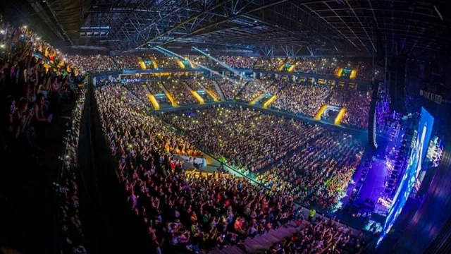 El estadio tiene capacidad para 15.000 personas en pista libre. 