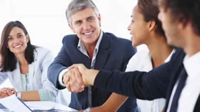 Dando un feedback positivo sobre su jefe, dice...