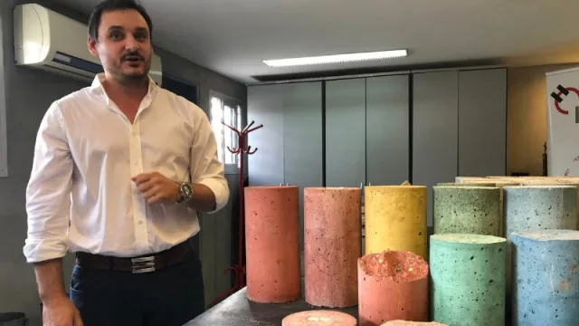 Juan Pedro Cantarella, supervisor de producción y calidad de Holcim, con un muestrario de cementos de colores.