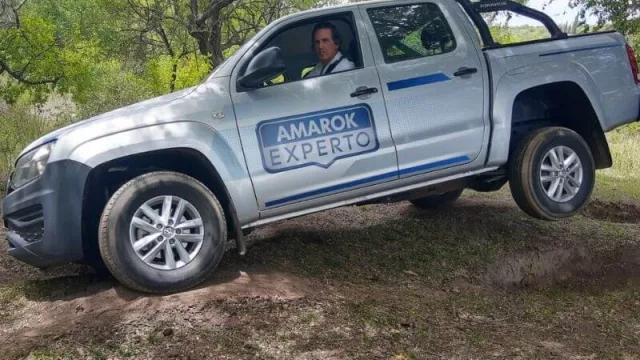 Amarok Experto, el programa (a todo terreno) de VW que destina 40 pick-ups para la capacitación de vendedores