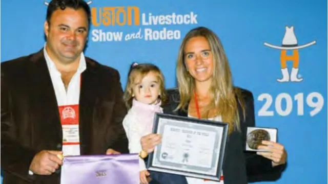 Alejandro Lauret con su esposa Lorena Senia y Guillermina, al recibir el premio Gran Campeón Mundial en Houston