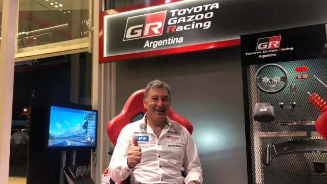 Daniel Herrero estrena los particulares sillones del Gazoo (se dice “Gazó”) Racing Garage, en Centro Motor.