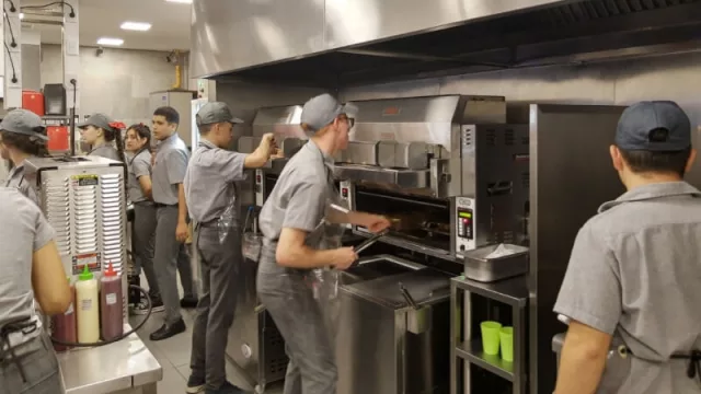 Este local es el único de la empresa que cuenta con doble cocina. (Fotos by Motorola One Action)