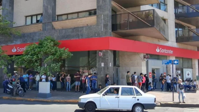 La foto es la noticia (de ¡quiero mis dólares! a Elian Chali en la vieja Villa Agur)