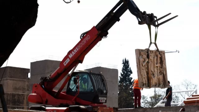 Avanza el vidriado de la cúpula del Centro de Exposiciones de la Plaza España
