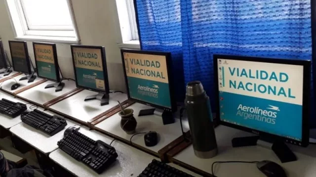 En un compromiso tech-friendly, Aerolíneas y Vialidad donan equipos informáticos a escuelas rurales