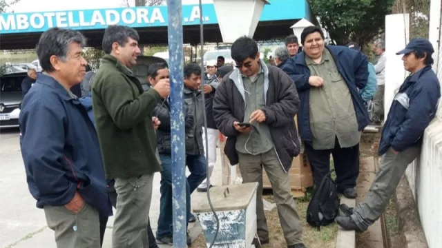 Protesta de los trabajadores: la embotelladora Talca tiene paralizada la planta 