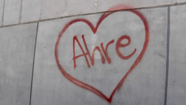 Vandalizaron con grafitis las paredes del Túnel de Plaza España