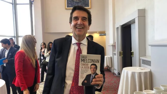 Carlos Melconian y su libro Cantar la Justa (incluye una “carta al futuro presidente”), ayer en Sheraton Córdoba.