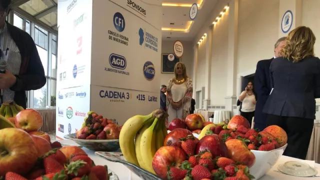 En otros Coloquios los tentenpié eran golosinas de Arcor; hoy frutas frescas.