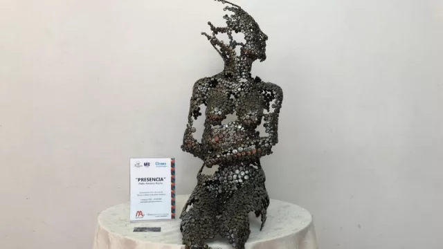 La hermosa escultura de Pablo Salvador Rocha, al ingreso del Coloquio de la UIC.