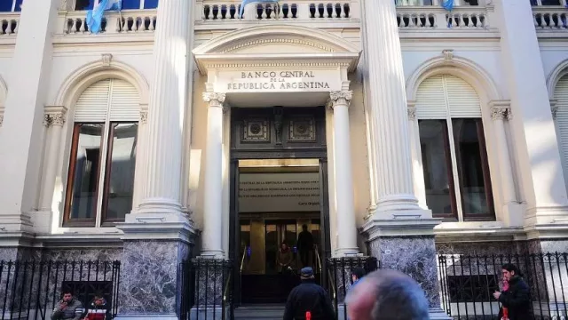 Eliminan la meta de emisión cero para permitir una baja acotada de tasas