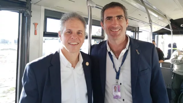 Sebastián Pereira, CEO de Flybondi; y Gonzalo Pérez Corral, CEO de JetSmart, juntos el cierre de la conferencia de prensa.