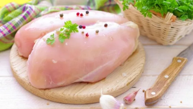 El consumo de pollo en Uruguay cae de 24 a 20 kg por año