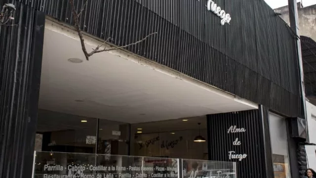 Frente a Capitalinas, y en un amplio local, nace Alma de Fuego (carnes, pizzas y más)