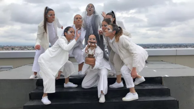 Una performance silenciosa acompañó la presentación en sociedad de la Torre I de Ciudad Gama.