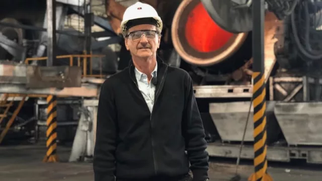 Luis Maglione, presidente de Metal Veneta, frente a uno de los hornos de la empresa