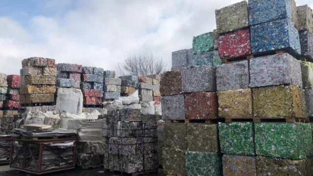 Cada cubo de latitas compactadas pesa, aproximadamente, 750 kilos; en la playa hay unas 1.000 toneladas de aluminio para procesar.