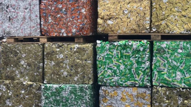 ¿Por qué todas del mismo color? Son desechos que las embotelladoras no usan y vuelven a reciclarse.