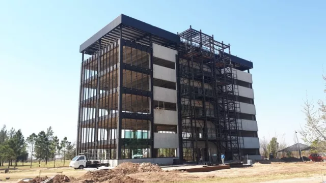 Estado de avance del edificio xxx que Mercado Libre ocupará en Ciudad Empresaria