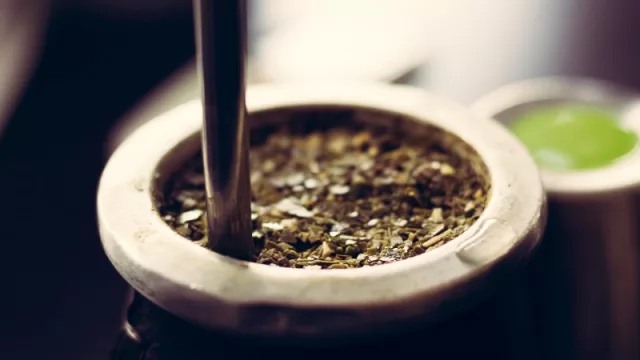 Sobre mates no hay nada escrito: le pone jengibre al agua