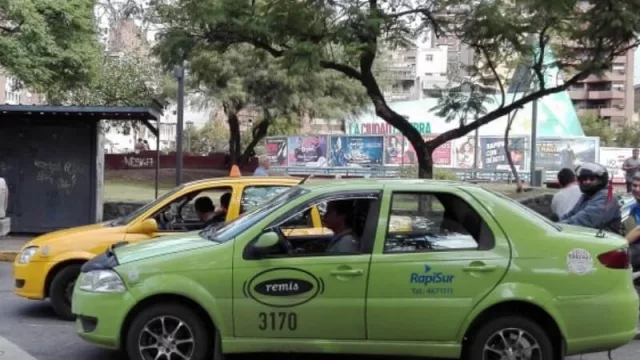 Los remiseros se ponen los pantalones (y por qué no camisa y corbata) para evitar que llegue Uber