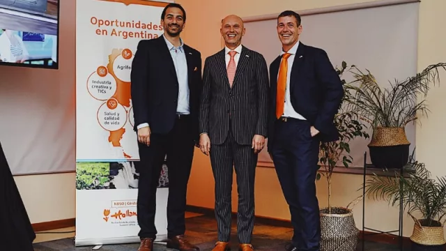 Antonio Scotto, representante cordobés de NBSO; Roel Nieuwenkamp, embajador del Reino de los Países Bajos y Bastiaan Zwikker, director de NBSO Córdoba.