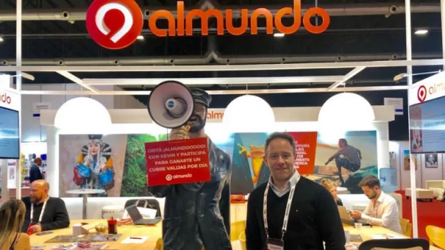 Horacio Canavesi y Kevin, el personaje de Almundo, la empresa con el más recordado logo auditivo del país.