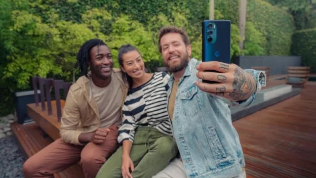 ¿Selfie? Una cámara de 60 MP permite tomar imágenes de ultra alta resolución. 