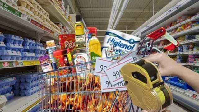 Los concesionarios no venden autos y los supermercados remarcaron sus precios