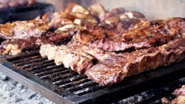 A fuego lento: bajó (poquito) el Índice Asado en julio (cuesta $ 222 por persona)