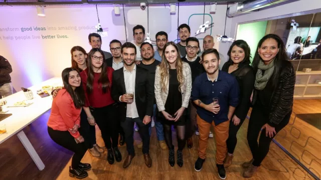 Parte del equipo de Kenility que trabaja en las oficinas de Av. Poeta Lugones 340