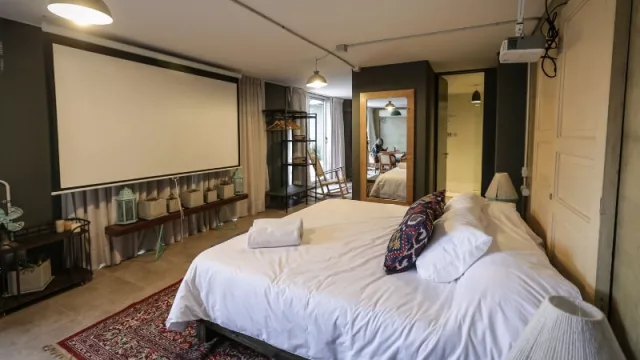 El loft, en el último piso, es la habitación premiun de Selina Nueva Córdoba. Allí se hospedó el músico Spinetta. Foto: Álvaro Corral.