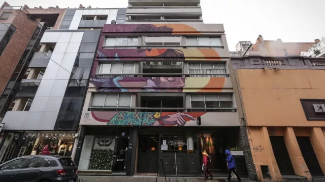 La fachada con una gran mural de Mex. Foto: Álvaro Corral.