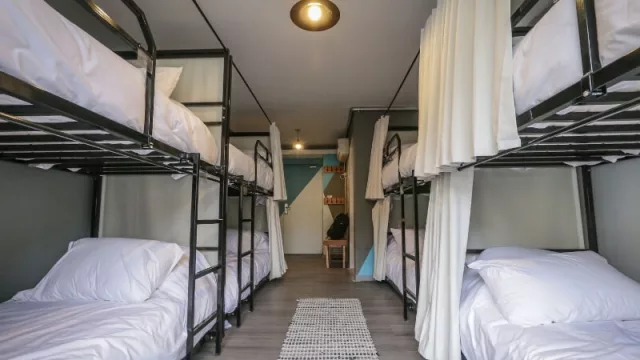 Las habitaciones compartidas tienen entre 8 y 10 camas. Foto: Álvaro Corral.