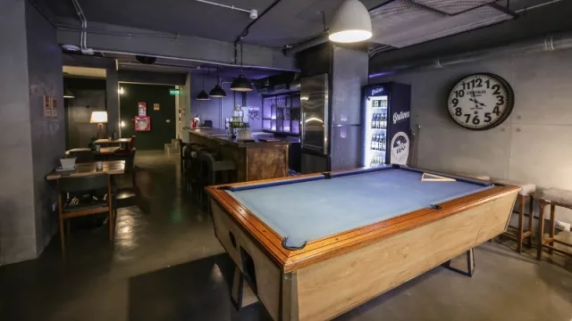 El aparment es un espacio común que cuenta con juegos y mesas. Foto: Álvaro Corral.