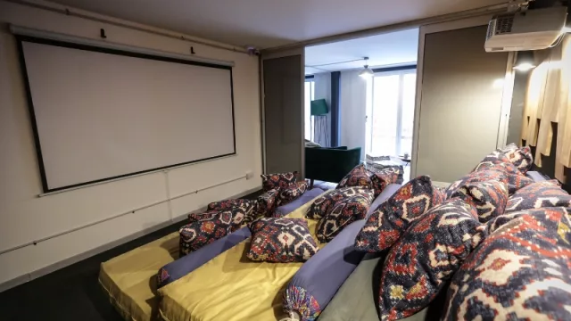 El cine cuenta con proyector y pantalla ala igual que las habitaciones. Foto: Álvaro Corral.